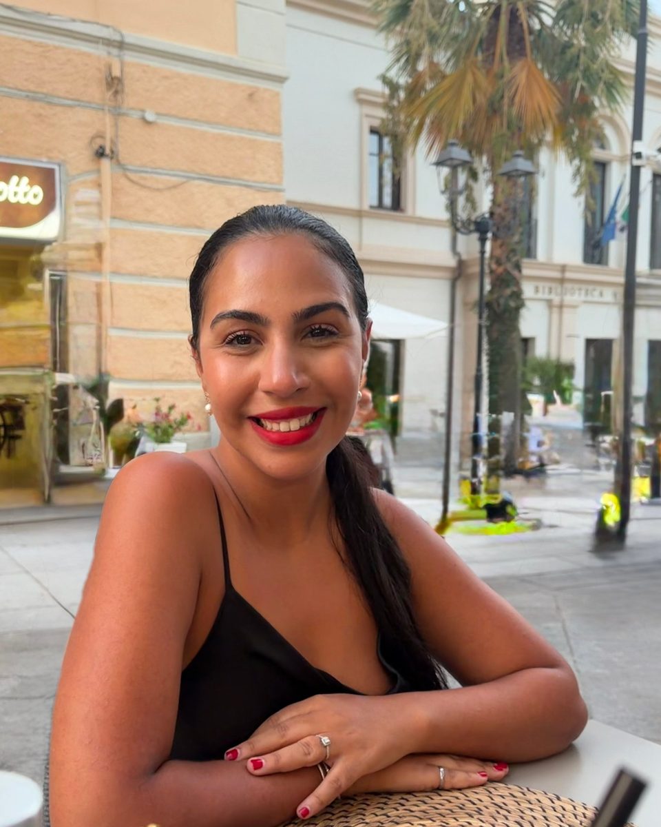 Marwa, fondatrice de La Bonne Équation, souriante à la terrasse d'un café